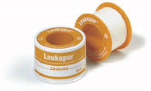 CEROTTO ADESIVO IPOALLERGENICO LEUKOPOR. SUPPORTO: TESSUTO NON TESSUTO BIANCO DI POLIESTERE E VISCOSA ADESIVO POLIACRILICO SENZA RESINE E GOMME NATURALI. 5X5CM MUTABILE - UniversoFarmacie.it
